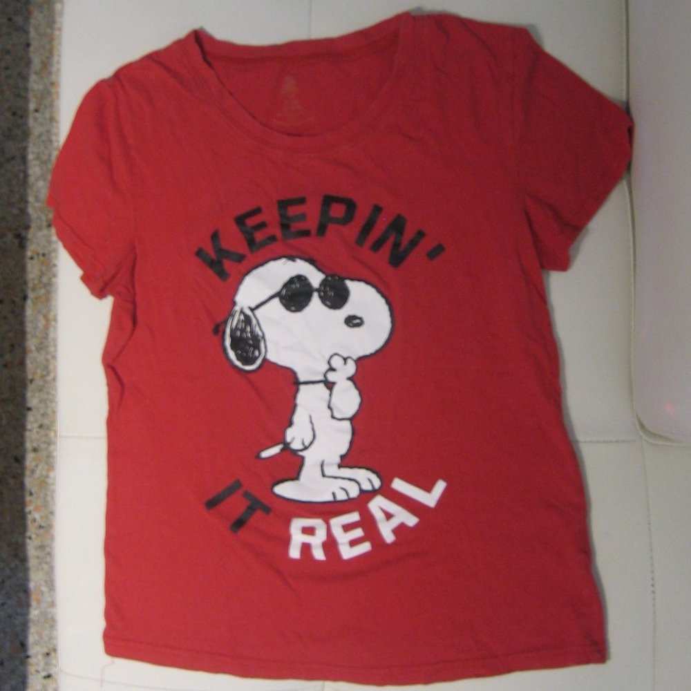 Lot 2 pieces: Peanuts Brand, Red, Snoopy T-shirt, Size L and black gym shorts
